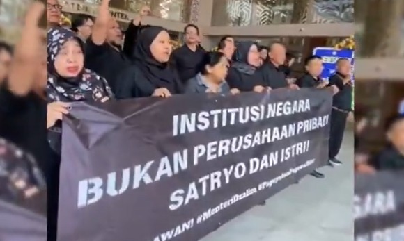Puluhan pegawai Kemendikti Saintek protes di depan kantor kementerian.  (Foto:X@ SmartFM Manado)